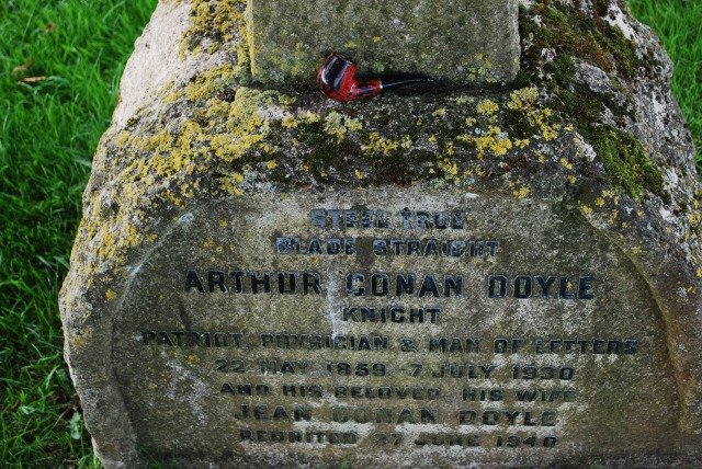 Tombe de Sir Arthur Conan Doyle, vue de près — CC-BY-SA, Alexis