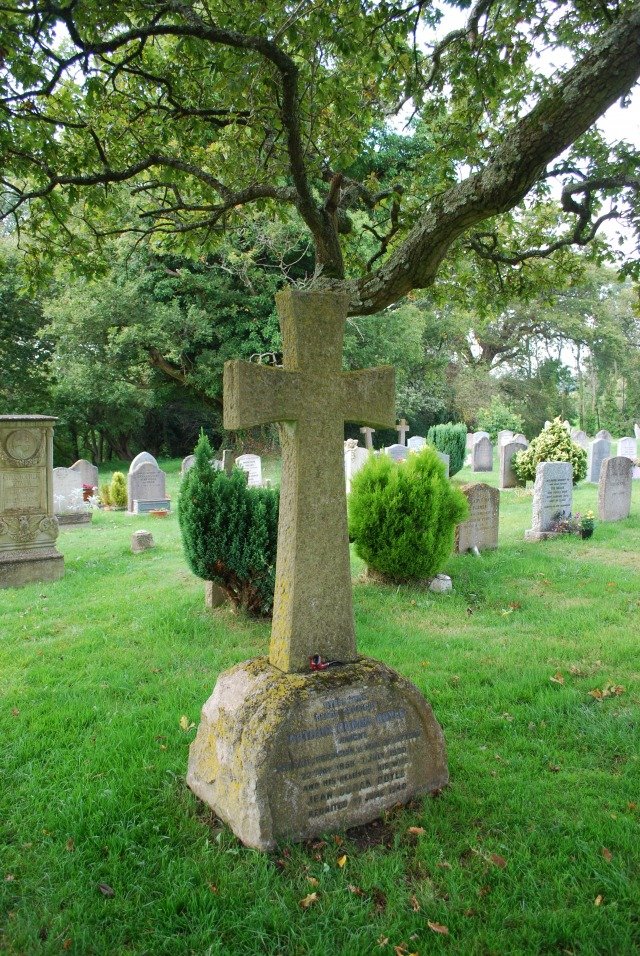 Tombe de Sir Arthur Conan Doyle, cimetière de Minstead — CC-BY-SA, HgO