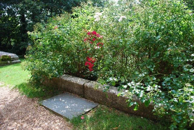 La tombe d'Alice Liddell, couverte de roses rouges et blanches — CC-BY-SA, HgO