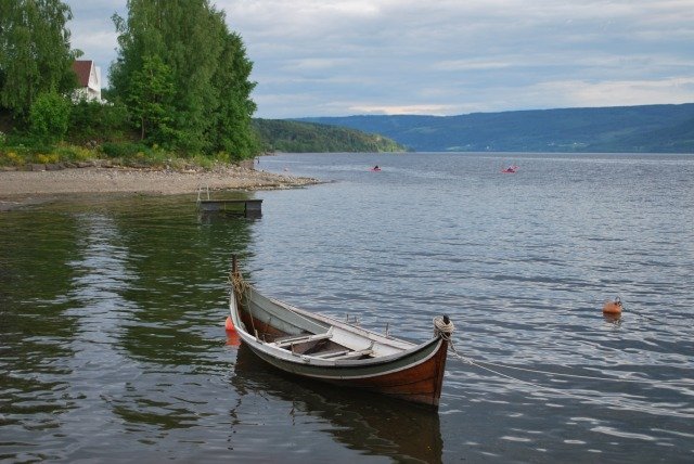 Un drakkar moderne sur le lac Mjøsa — CC-BY-SA HgO